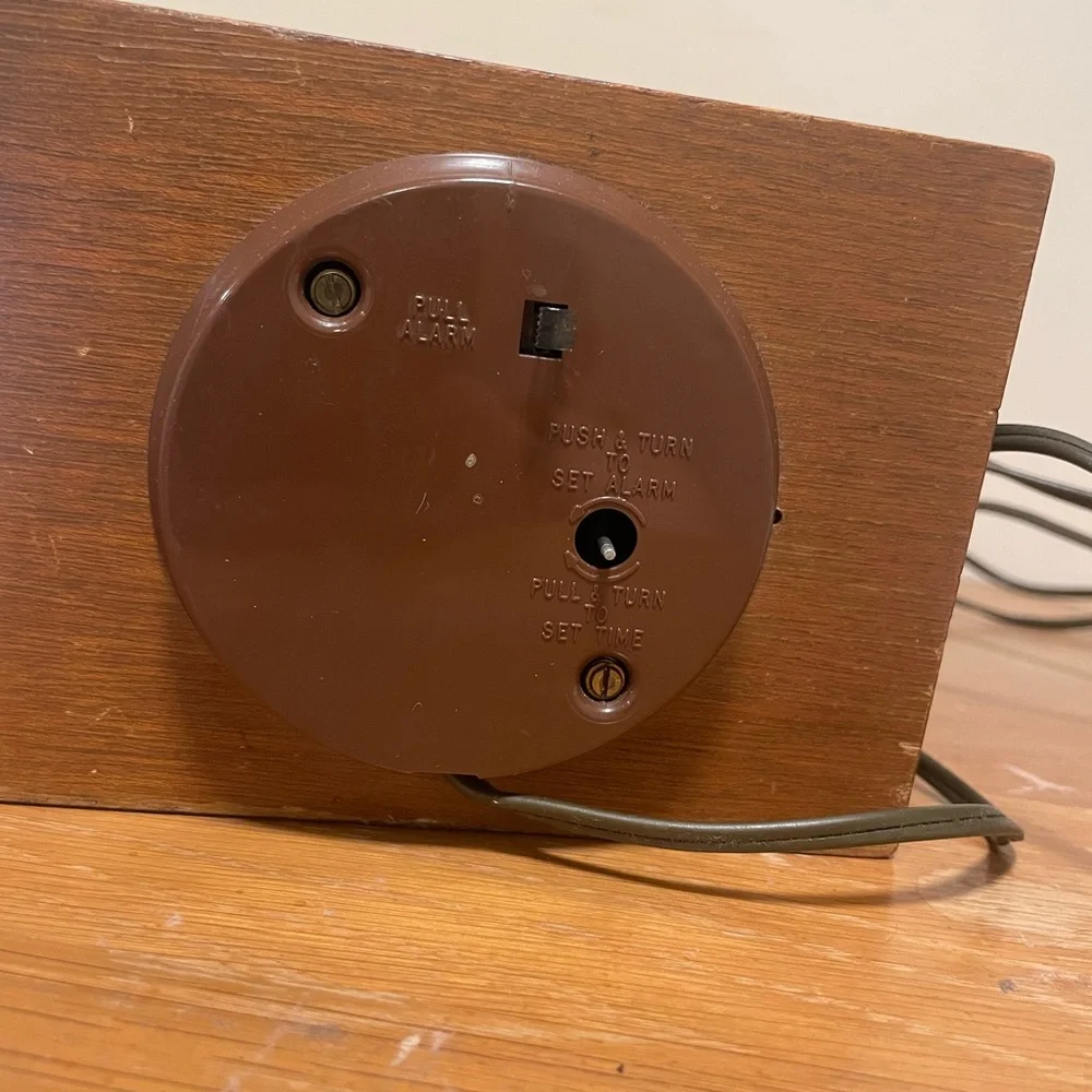 Seth Thomas Classic Cream and wood mantle Clock